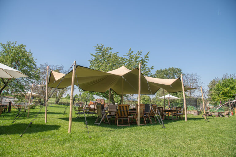 Gartenaufnahme mit Bestuhlung und Zelt